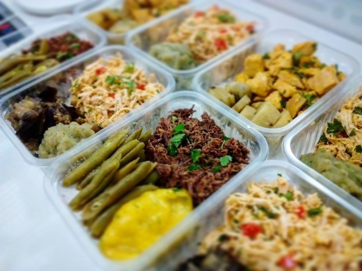 Marmitas saudáveis montadas em potes transparentes, com carne desfiada, vagem, frango e purê, prontas para congelar
